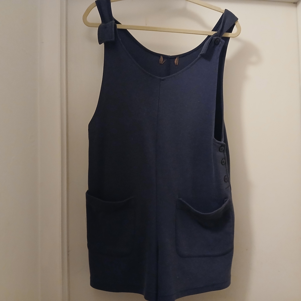 Chic Navy Sleeveless Romper with Pockets